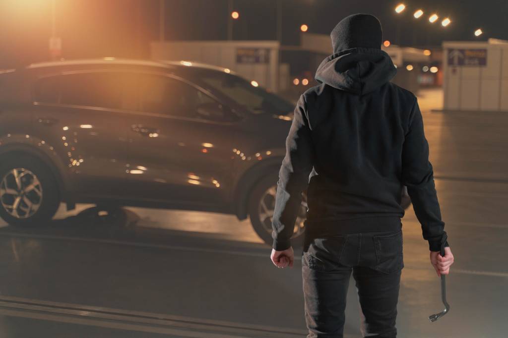 close-up-man-trying-break-into-car Замок дверей